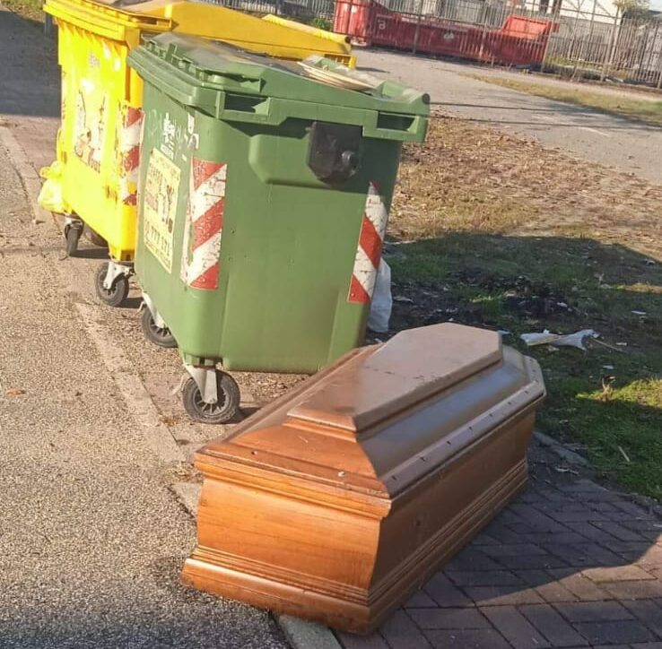 Una Bara Abbandonata In Via Trento Accanto Ai Cassonetti Dei Rifiuti