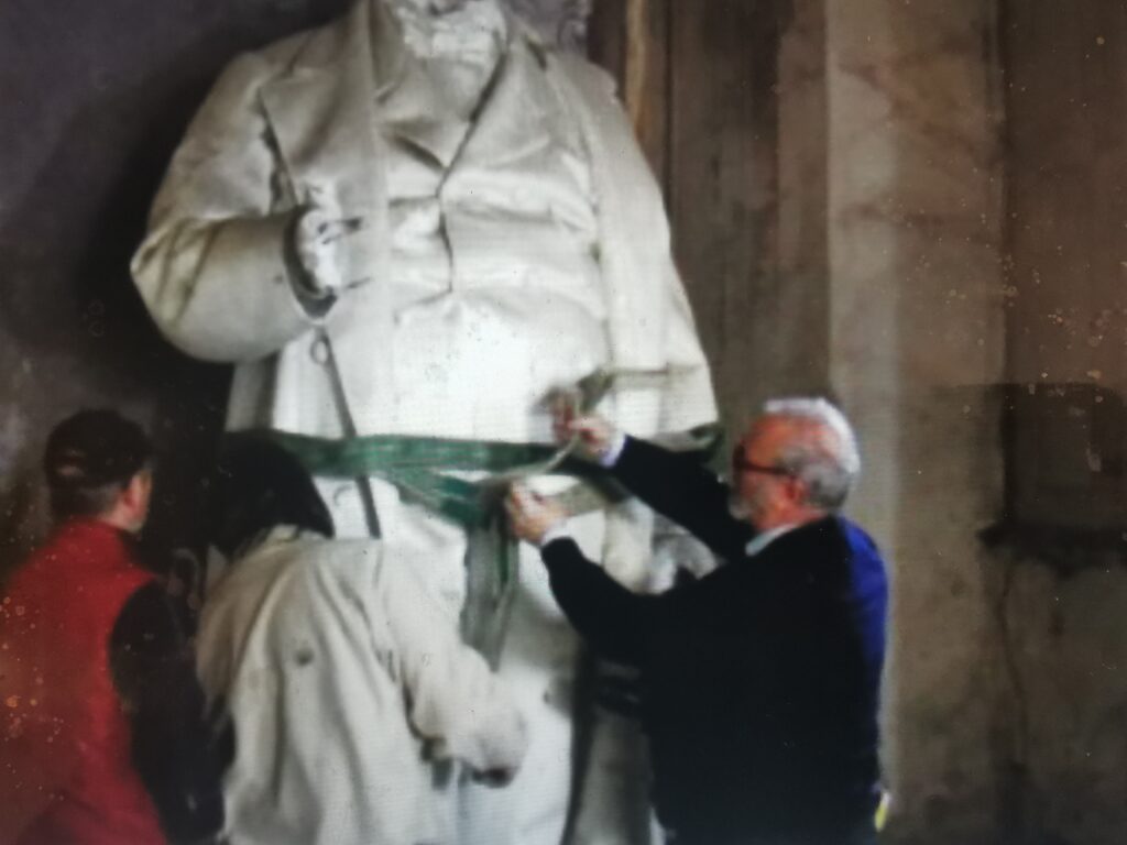 La Statua Decollata Del Conte Cavour Divide La Politica Trinese Tg