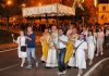 Folla di fedeli alla processione del Corpus Domini