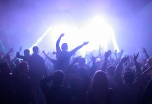 Chiuse le discoteche e mascherine nei luoghi dove vi sono assembramenti dalle 18 alle 6