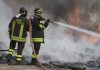 Auto a fuoco a Trino, evacuato supermercato
