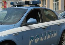 La casa va a fuoco, lei non vuole essere salvata e picchia i poliziotti