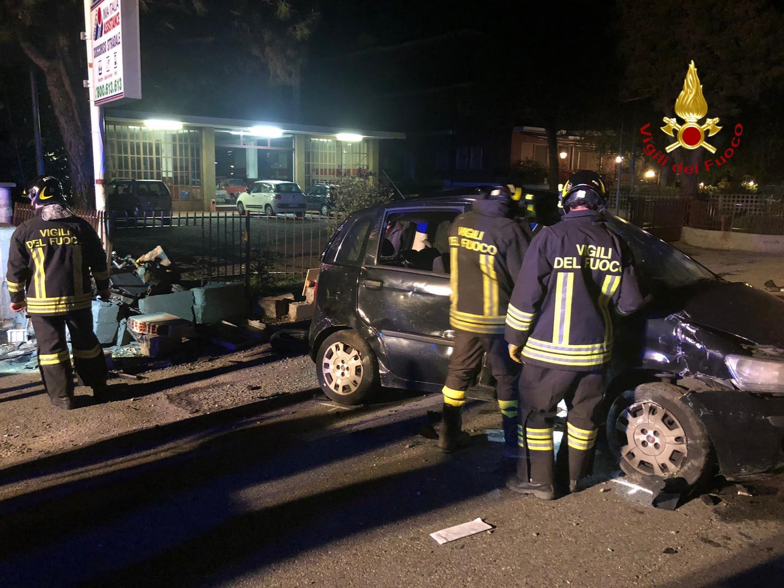 Con L’auto Finisce Contro La Colonnina Del Gas - TG Vercelli