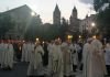 Folla alla processione Aux Flambeaux