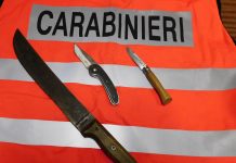 Avevano tre coltelli nascosti addosso: denunciati due borgosesiani