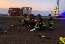 Tronzano: auto esce di strada e si ribalta in un campo, ferita la conducente