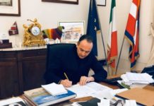 Firmata l’ordinanza che impone le mascherine: da venerdì fino al due giugno anche all’aperto in città