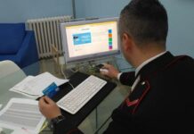 Usa la carta di credito di una collega, a sua insaputa, per comprare un cellulare: scoperta dai Carabinieri