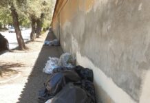 Vergogna: il muro di cinta del cimitero stabilmente trasformato in discarica