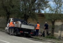 Sacchi dell’immondizia accanto al cimitero: finalmente il Comune interviene