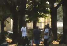 Giovani pakistani in piazza Mazzini: un privato ha comprato loro le scarpe. Si aspettano (almeno) le tende