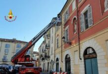Vigili del fuoco in piazza Massimo D’Azeglio per un’antenna pericolante