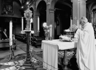 “Il paese sospeso”: lo straordinario reportage fotografico sulla pandemia di Cele Bellardone e Dino Boffa