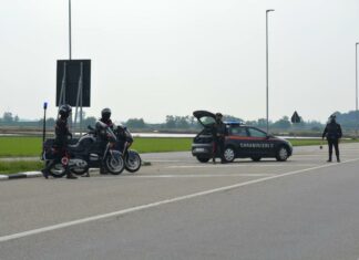 Con una spranga va dalla ex per picchiare lei e il nuovo compagno: arrestato