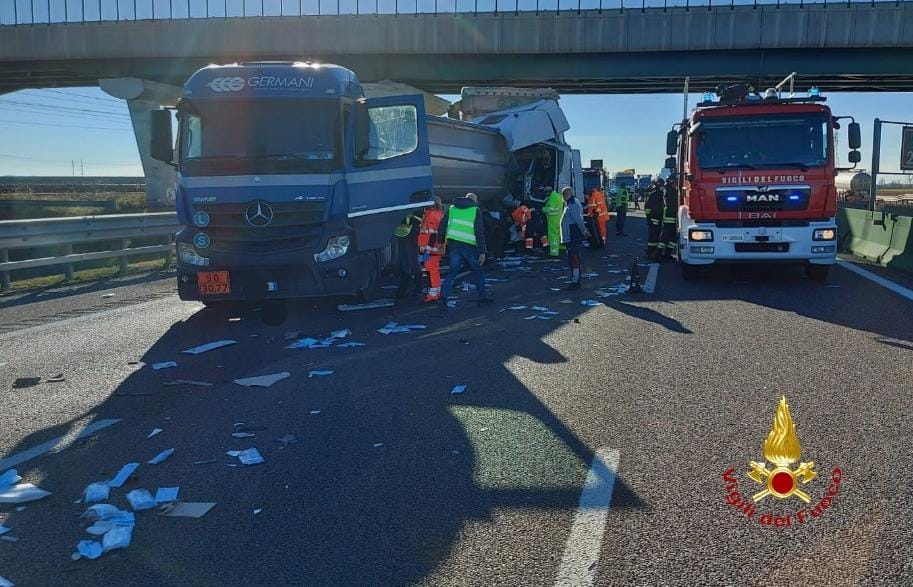 Scontro Tra Tre Mezzi Pesanti Sull'A4: Un Ferito In Codice Rosso - Foto ...