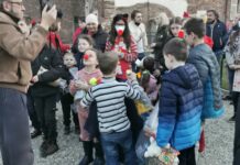 Arrivati a Prarolo alle 19,40 i 18 piccoli profughi ucraini salvati da Olmo. Applausi e commozione
