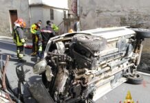 Incidente a Scopa: conducente estratto a fatica dall’auto ribaltata su di un lato
