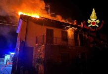 Tetto di un’abitazione in fiamme stanotte a Costanzana: tutti salvi gli occupanti